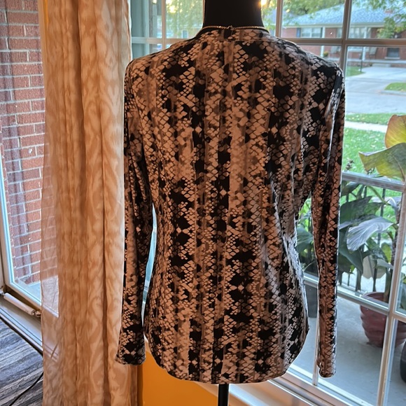INC Snake Print Front V Neck Long Sleeve Blouse Size small. Gold zipper pocket - Picture 7 of 7